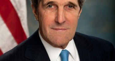Kerry attacks Internet