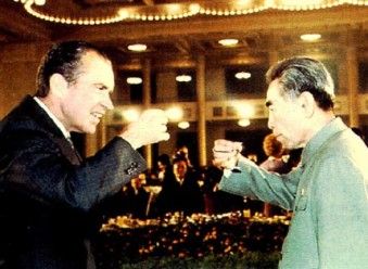 Richard-Nixon-Zhou-Enlai-wine-toasts-China-1972