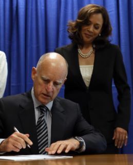 Kamala+Harris+Governor+Brown+Signs+California+lMtfUp4NkC3l