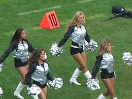 Oakland_Raiderettes_at_Falcons_at_Raiders_11-2-08_04